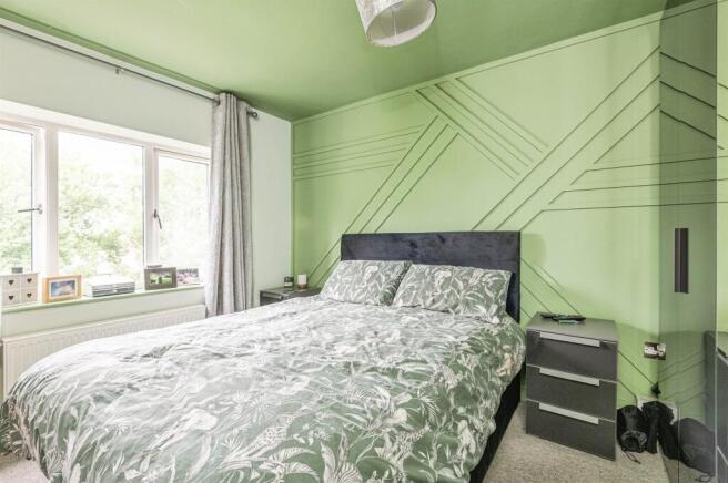 5 bed Detached for sale Image 8