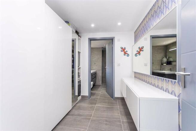 WALK-IN DRESSING ROOM