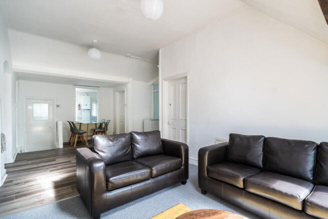 4 bed Flat to rent Image 9