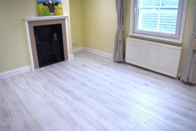 3 bed Flat for sale Image 4