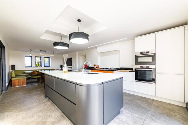 5 bed Detached for sale Image 6