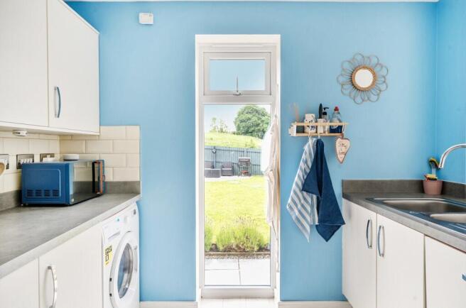 4 bed Detached to rent Image 8