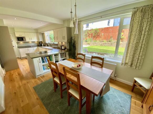 4 bed Detached for sale Image 3