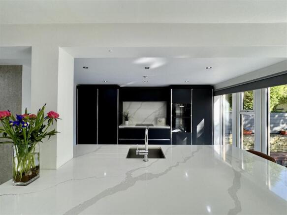 4 bed Detached for sale Image 8