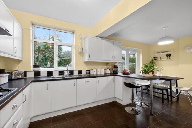4 bed Semi-Detached for sale Image 9