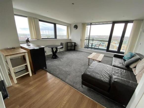 Open Plan Living Room / Dining Area / Fitted Kitch
