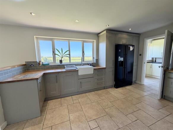 Kitchen 1.jpeg