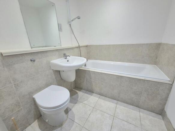 3 bed Apartment to rent Image 5