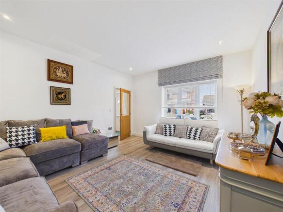 5 bed Detached for sale Image 9