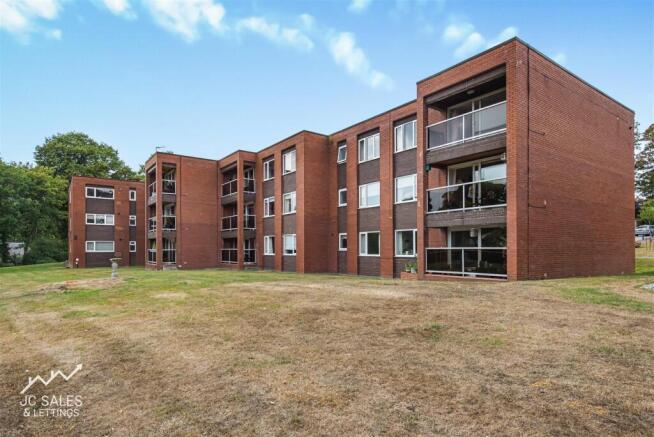 2 bed Apartment for sale Image 12