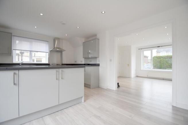 4 bed Semi-Detached to rent Image 3