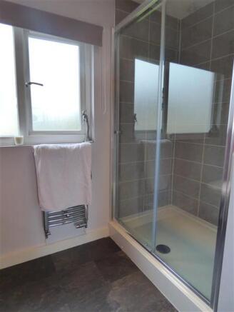 EN-SUITE SHOWER ROOM