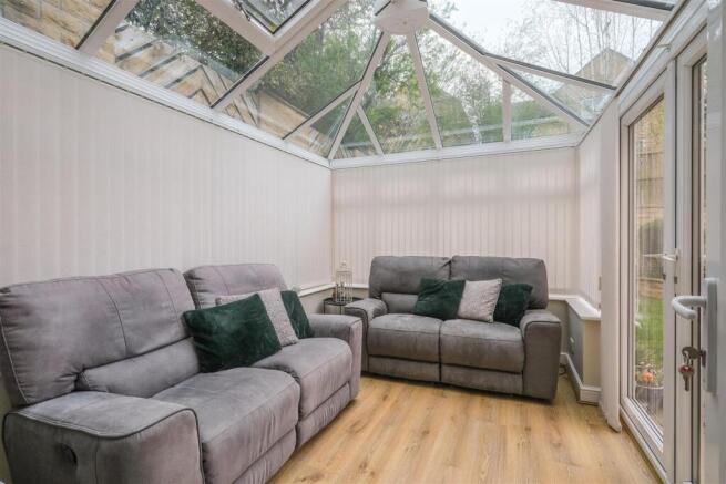 5 bed Detached for sale Image 8