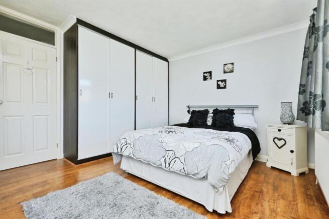 5 bed Detached for sale Image 9