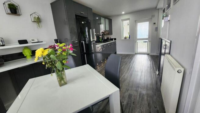 KITCHEN/DINING ROOM