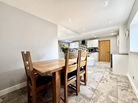 4 bed Semi-Detached for sale Image 6