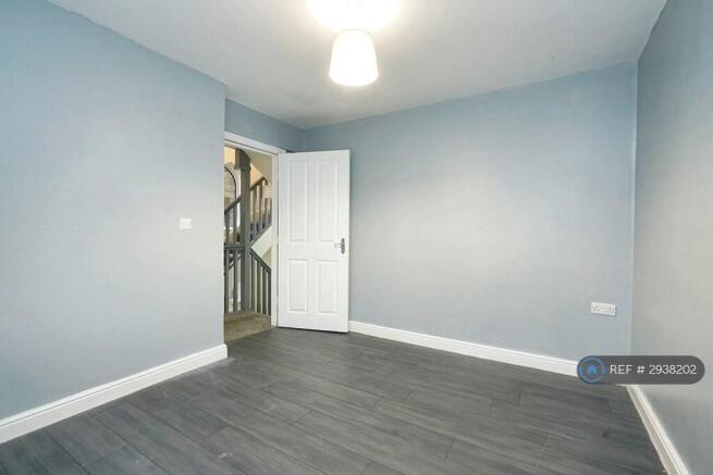 4 bed Semi-Detached to rent Image 11