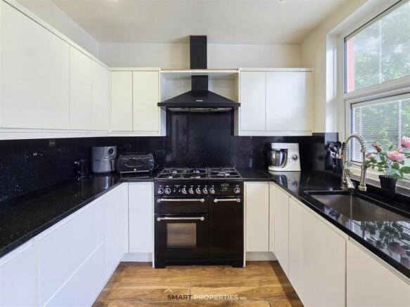 6 bed Detached for sale Image 8