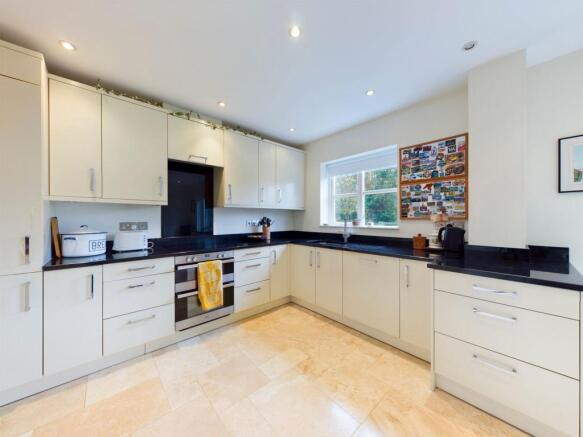 KITCHEN/BREAKFAST ROOM
