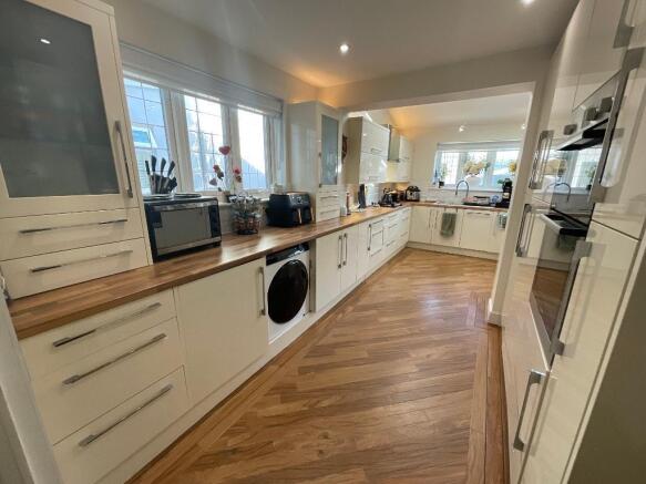 KITCHEN/DINING/FAMILYROOM: 22'8X19'6