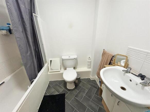 2 bed Apartment to rent Image 10