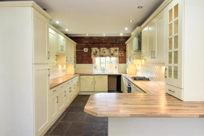 4 bed Terraced for sale Image 5