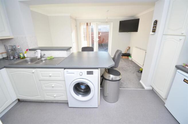 KITCHEN/DINING ROOM