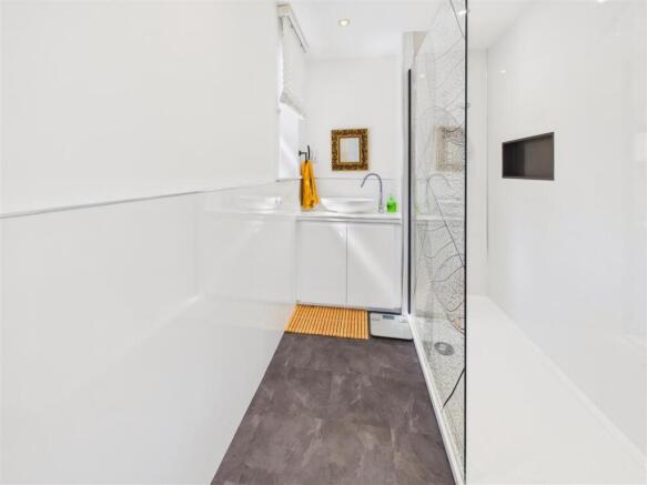 5 bed Detached for sale Image 12