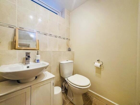 5 bed Detached for sale Image 10
