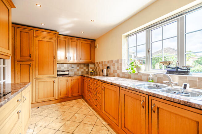 4 bed Detached for sale Image 7