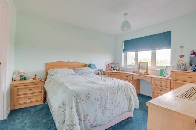 263 SOUTHEND ROAD OUTSIDE-6.jpg