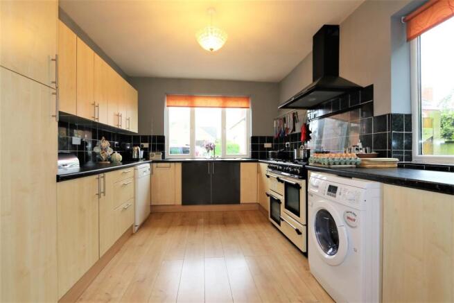 SPACIOUS DINING KITC
