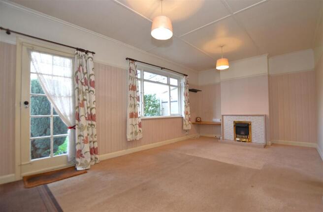 26 Villiers Avenue living room.JPG