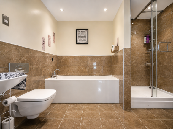 6 bed Detached for sale Image 12