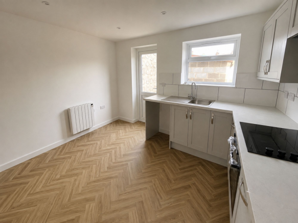 2 bed Terraced to rent Image 6
