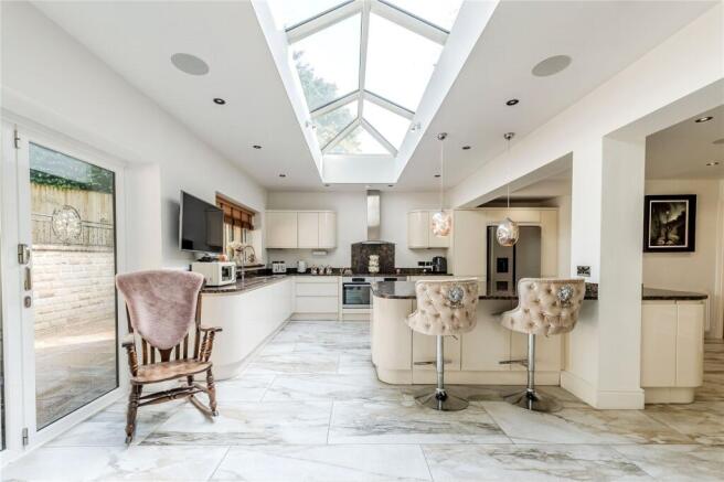 5 bed Detached for sale Image 6