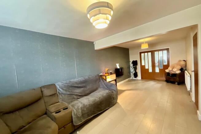 4 bed Semi-Detached for sale Image 4