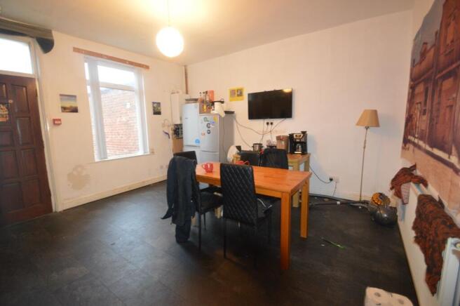 4 bed House to rent Image 5