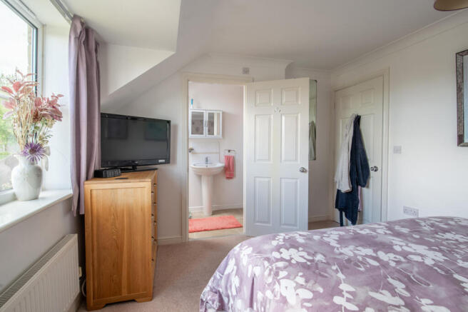 4 bed Detached for sale Image 8