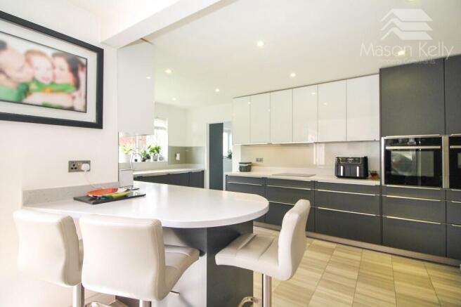 KITCHEN/BREAKFAST RM