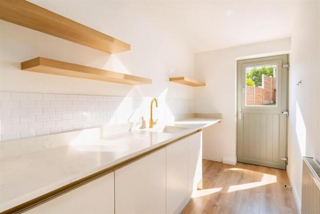 5 bed Detached for sale Image 8
