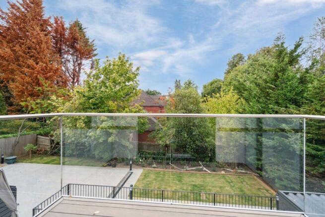 34 Eastbury Avenue, Northwood, Hertfordshire, HA6 3FQ photo 4