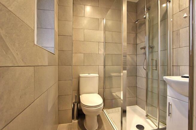 EN-SUITE SHOWE...