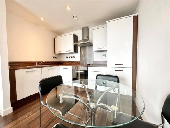 2 bed Flat to rent Image 5