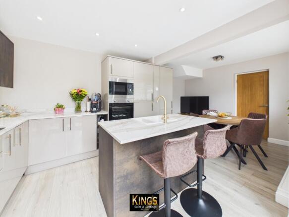 4 bed Semi-Detached for sale Image 6
