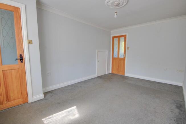 Townhill Park! Chain Free! Garage With Mains Power! Potential To Improve! photo 4