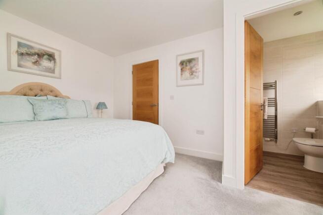 4 bed Detached to rent Image 9