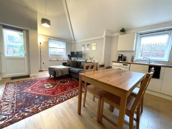 Lounge / kitchen area