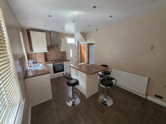 4 bed Semi-Detached to rent Image 8