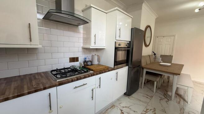 2 bed House to rent Image 5
